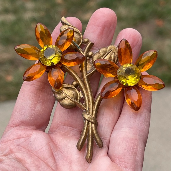 Vintage Amber Look Plastic Flower Brooch Matching Dangle Clip On Earrings Set - Picture 6 of 7